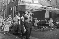 853932 Afbeelding van het buurtfeest in de Eligenstraat ( Buurtfeest Ketielesteeg ) te Utrecht.N.B. Dit is de vroegere ...